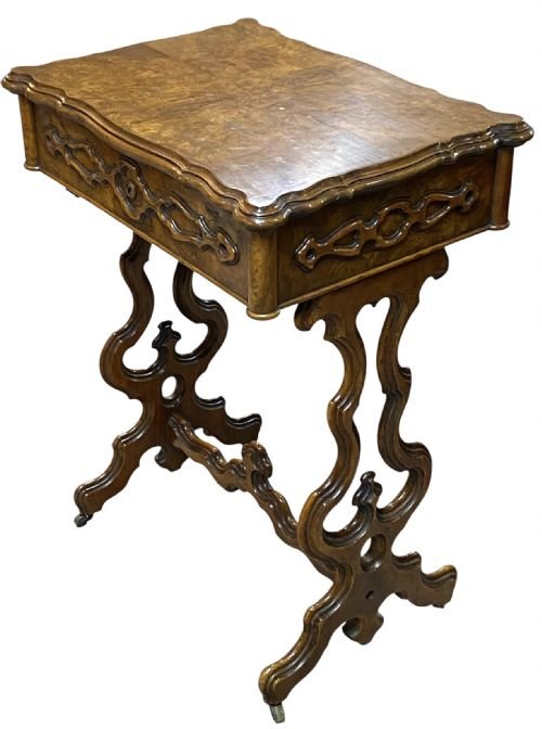Work table in Figured Walnut with Hinged Top, ca 1850